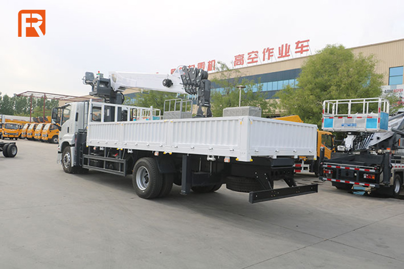 Cần cẩu gắn trên xe tải tay lái bên trái 8 tấn