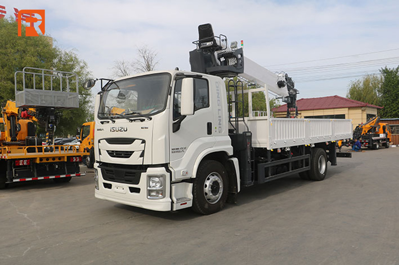 Cần cẩu gắn trên xe tải tay lái bên trái 8 tấn