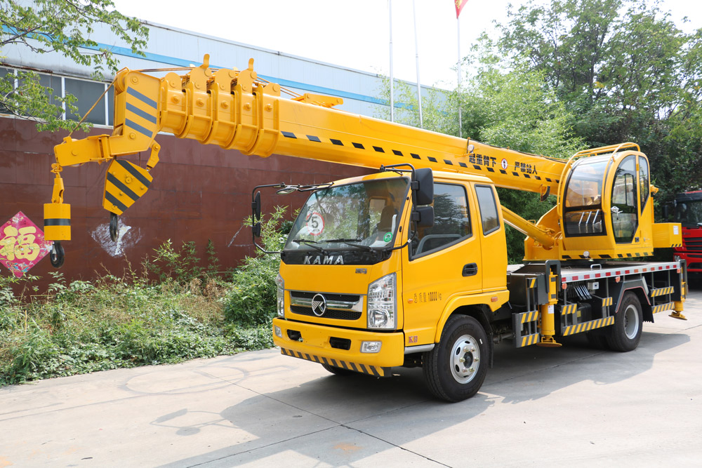 16 ton truk yang dipasang crane