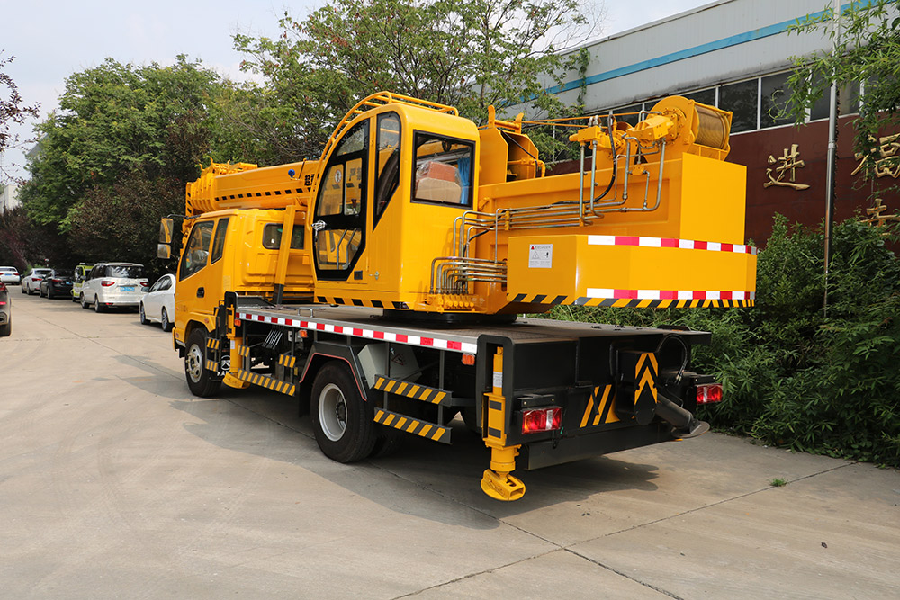 16 ton truk yang dipasang crane