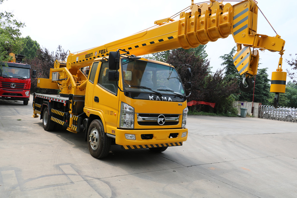 16 ton truk yang dipasang crane