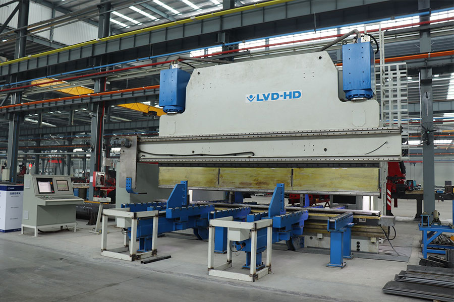 Cần cẩu gắn trên xe tải tay lái bên trái 8 tấn