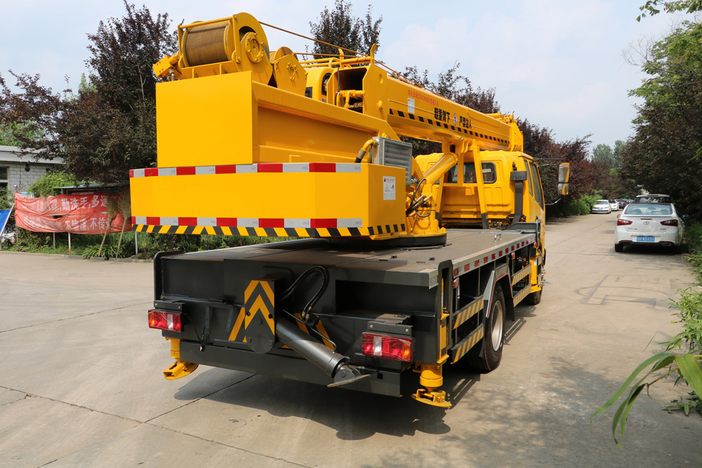 Grue montée sur camion de 16 tonnes