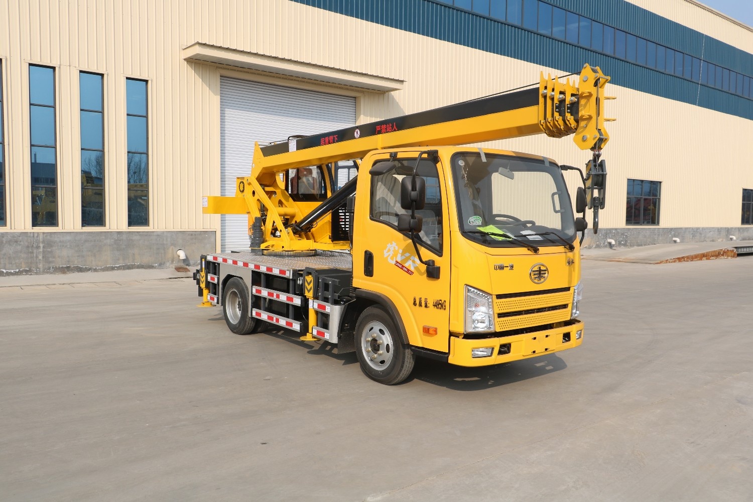 5Tons Mobile Crane With Faw Chassis