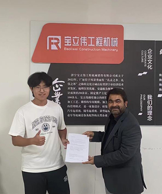 El cliente indio visita nuestra empresa y firma con éxito el contrato para 2 unidades de grúas de camiones de 12 toneladas