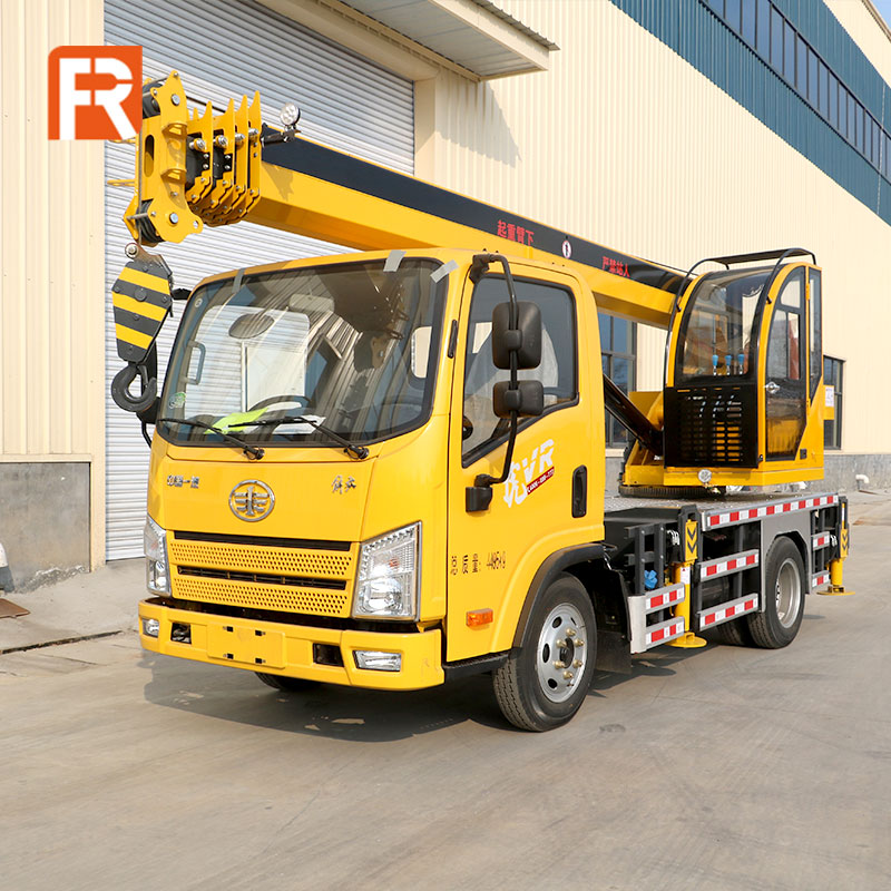 Cần cẩu diesel 5 tấn