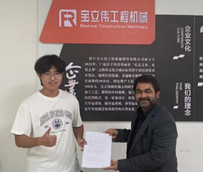 ลูกค้าอินเดียเข้าเยี่ยมชม บริษัท ของเราและประสบความสำเร็จในการลงนามในสัญญาสำหรับรถเครนรถบรรทุกขนาด 12 ตัน 2 หน่วย