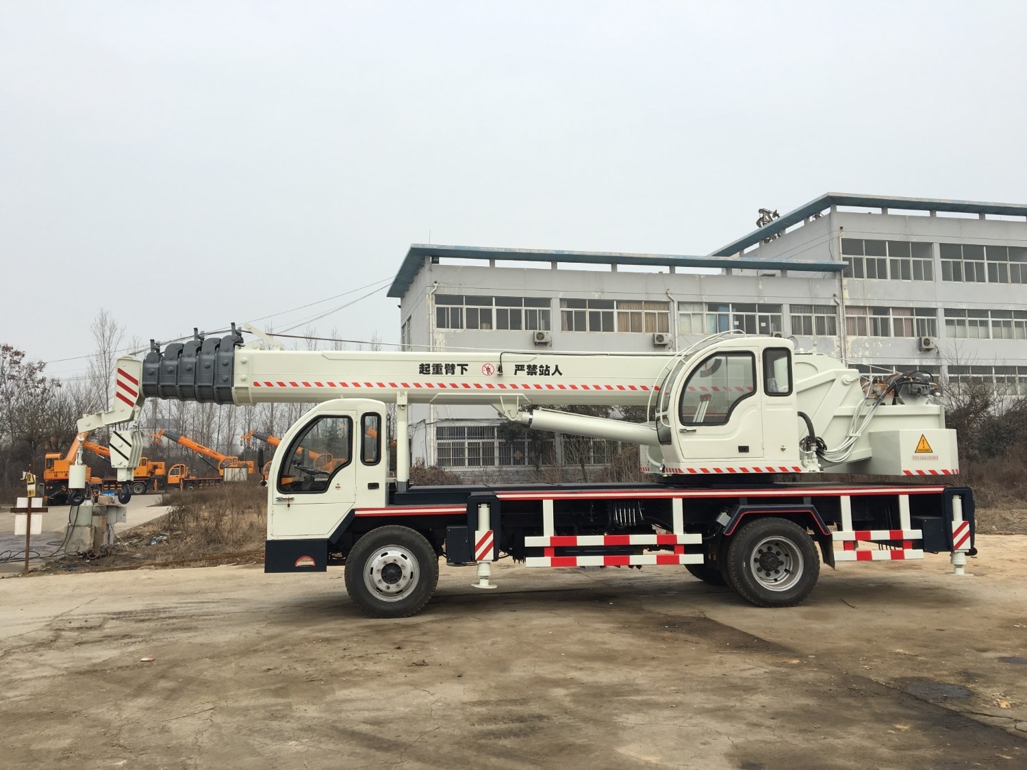 16 Oil-Electric Mobile Crane