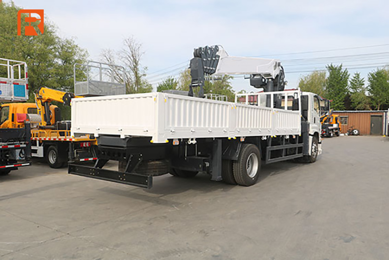 Xe cẩu xe tải tay lái bên trái 8 tấn