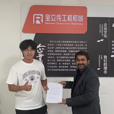 Le client indien visite notre entreprise et signe avec succès un contrat pour 2 unités de grues de camions de 12 tonnes