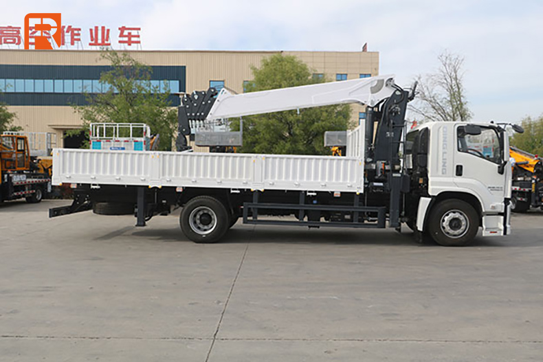 Cần cẩu gắn trên xe tải tay lái bên trái 8 tấn